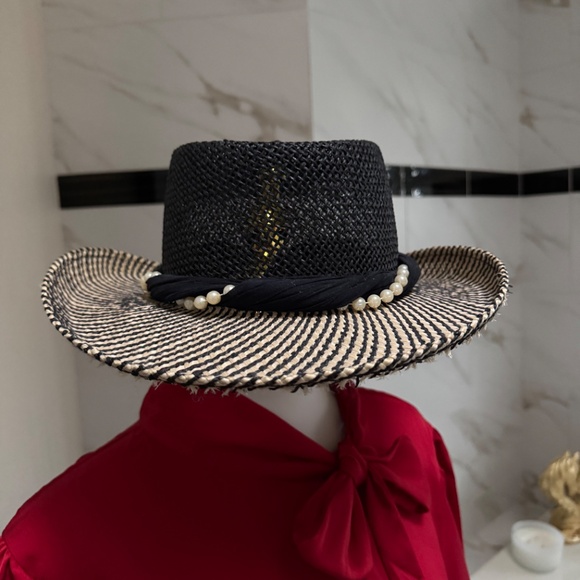 Very Cute & Fashionable Black & White Straw Hat